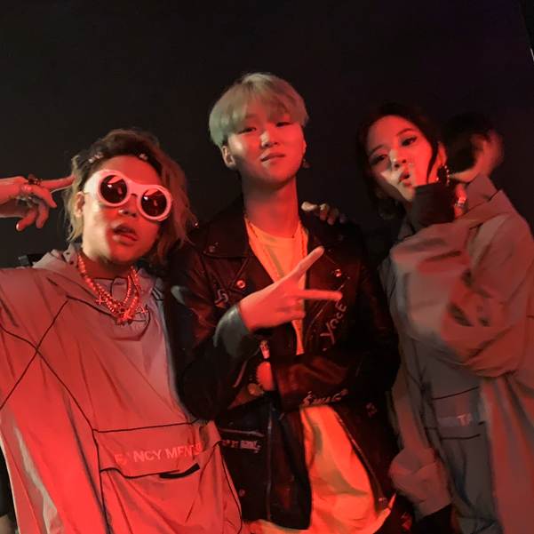 사람, 서있는, 사람들, 그룹이(가) 표시된 사진

자동 생성된 설명