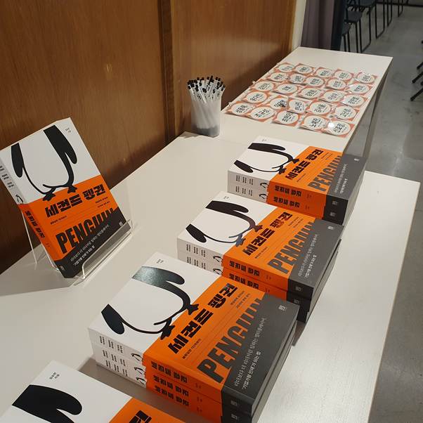 텍스트, 실내, 책, 상자이(가) 표시된 사진

자동 생성된 설명